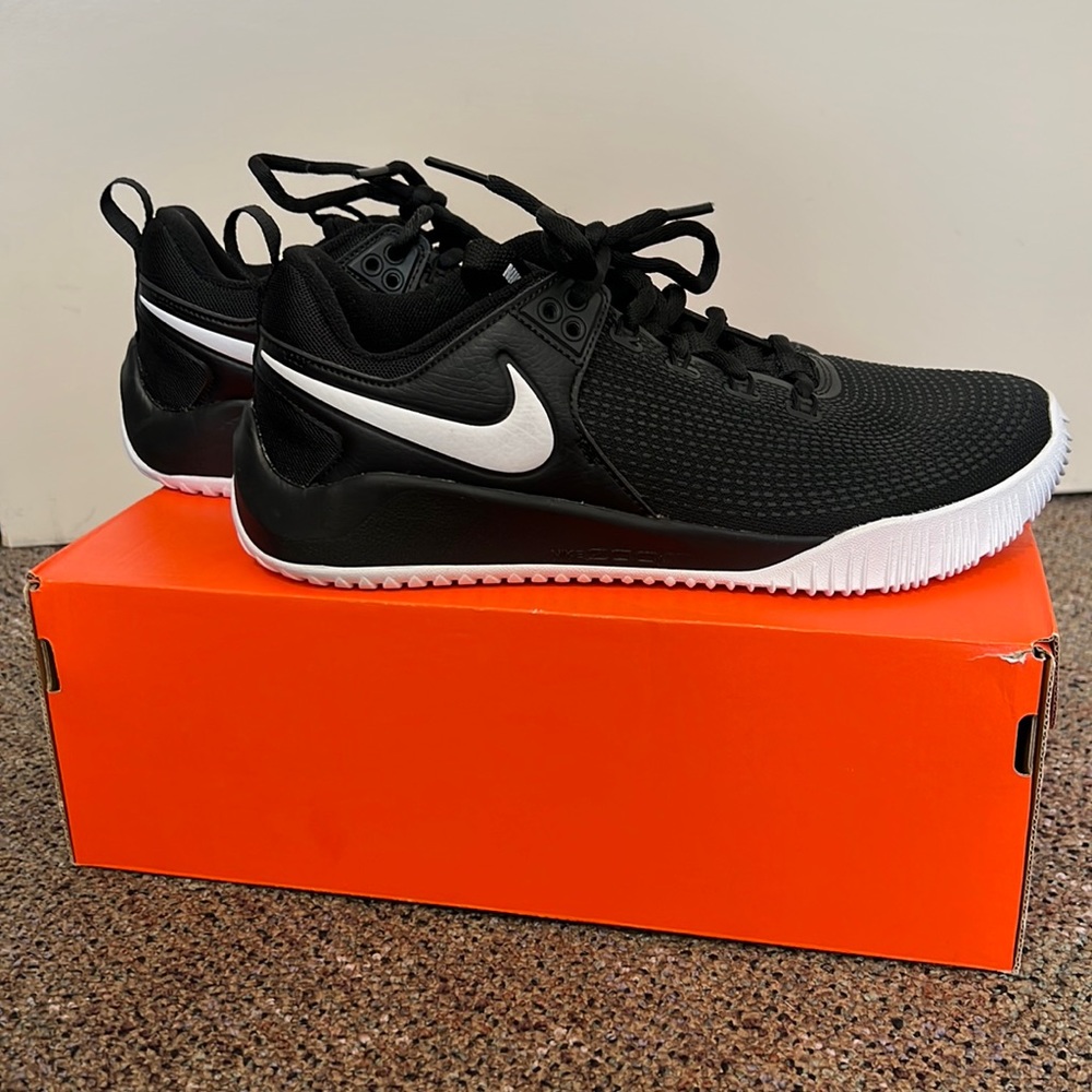 NEW Nike Zoom Hyperace 2 (size 9.5)
